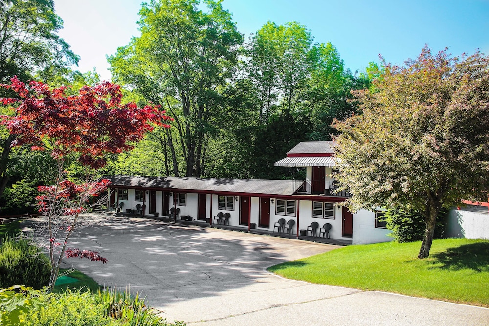 Book Inn 32 in North Woodstock