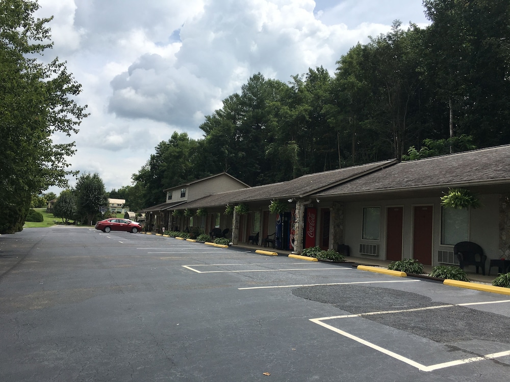 Book Chatuge Mountain Inn In Hayesville Hotels Chatuge Mountain Inn Hayesville Exterior