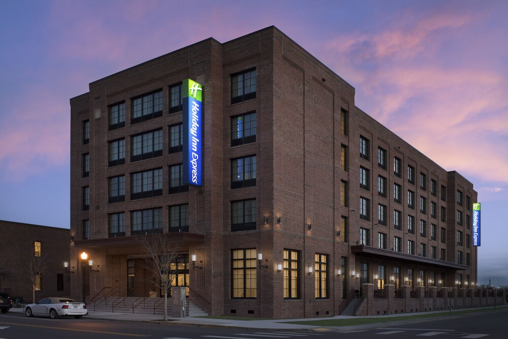 Book Holiday Inn Express Pensacola Downtown In Hotels Holiday Inn Express Pensacola Downtown