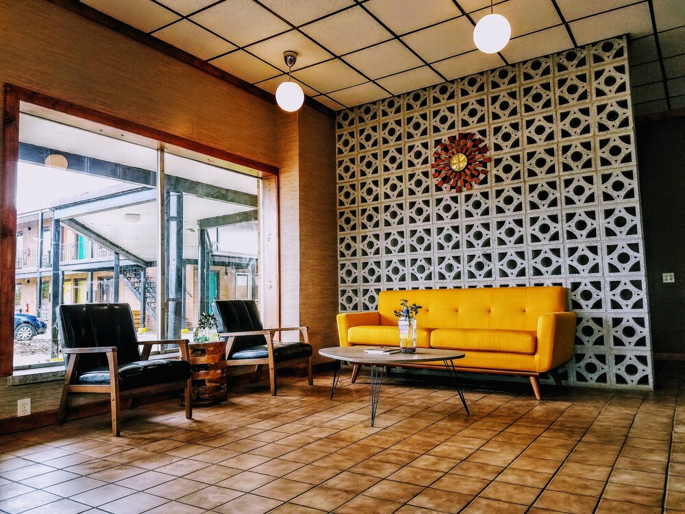 Book Starved Rock Motor Inn In Streator Hotels Starved Rock Motor Inn Streator Lobby Sitting Area