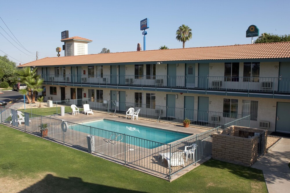 Book E Z 8 Motel Bakersfield In Hotels E Z 8 Motel Bakersfield