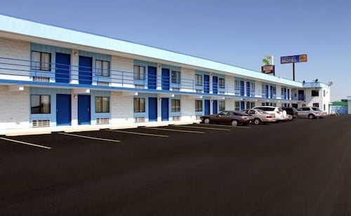 Book Country Host Motel In Monee Hotels Country Host Motel Monee Parking