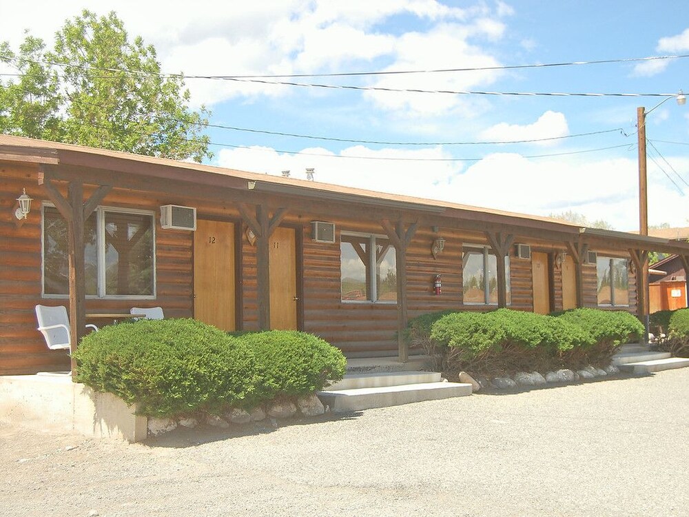Book The Village Inn Motel And Restaurant In Challis Hotels The Village Inn Motel And Restaurant Challis Exterior
