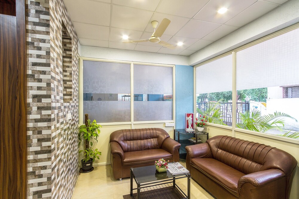 Pinner Writes My Hand Painting On A Friends Bee Hive Box 2016 Wow Love This Bee Box Perfect Beekeepingideas Painted Bee Hives Backyard Bee Bee Keeping