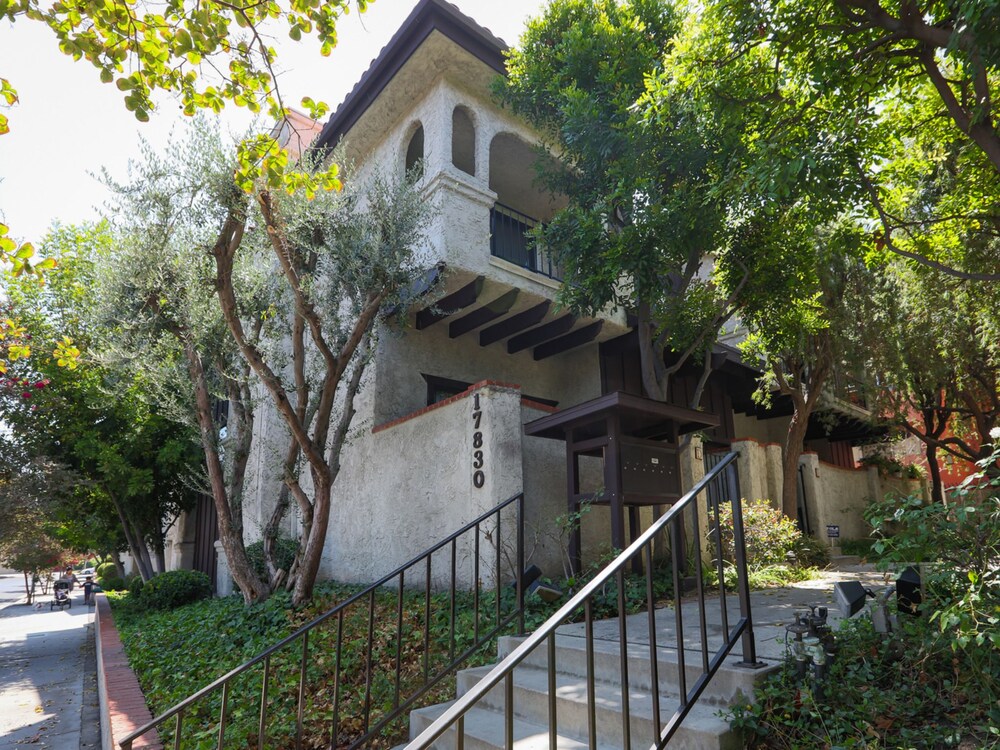 Book Sunbathe And See Hollywood By Redawning In Encino Sunbathe And See Hollywood By Redawning Encino Hotel Front