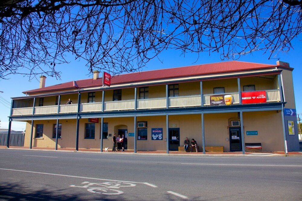 Book Crown Inn Hotel In Kingston Se Hotels Crown Inn Hotel Kingston Se