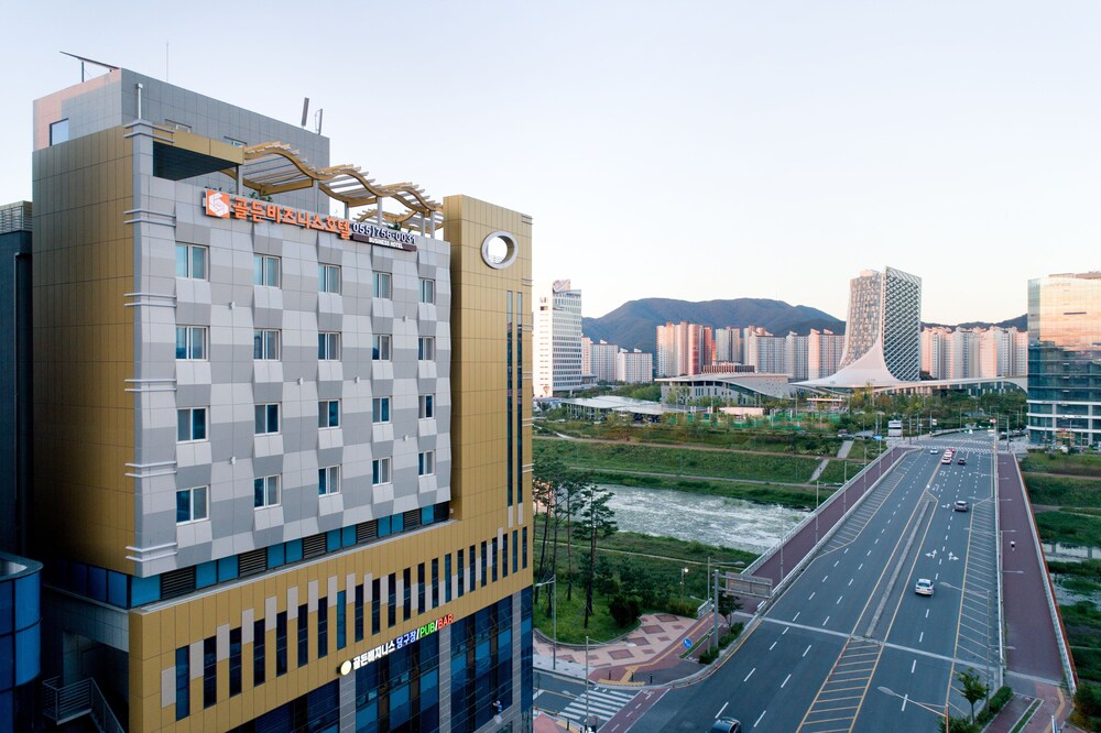 晋州黄金商务酒店