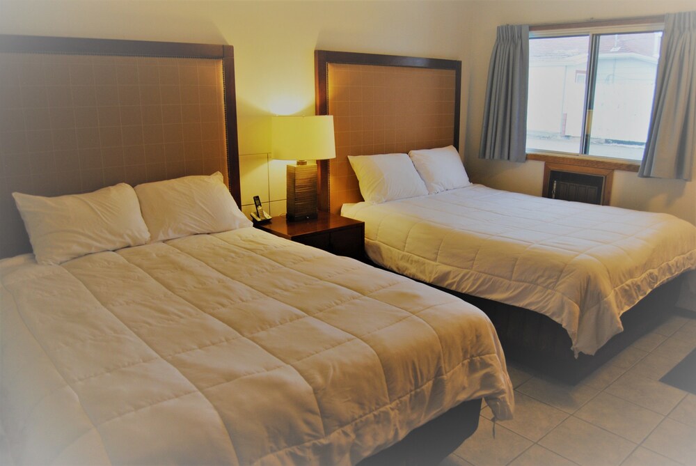 Book Edgewater Inn In Sylvan Lake Hotels Edgewater Inn Sylvan Lake Studio 2 Double Beds Non Smoking Refrigerator