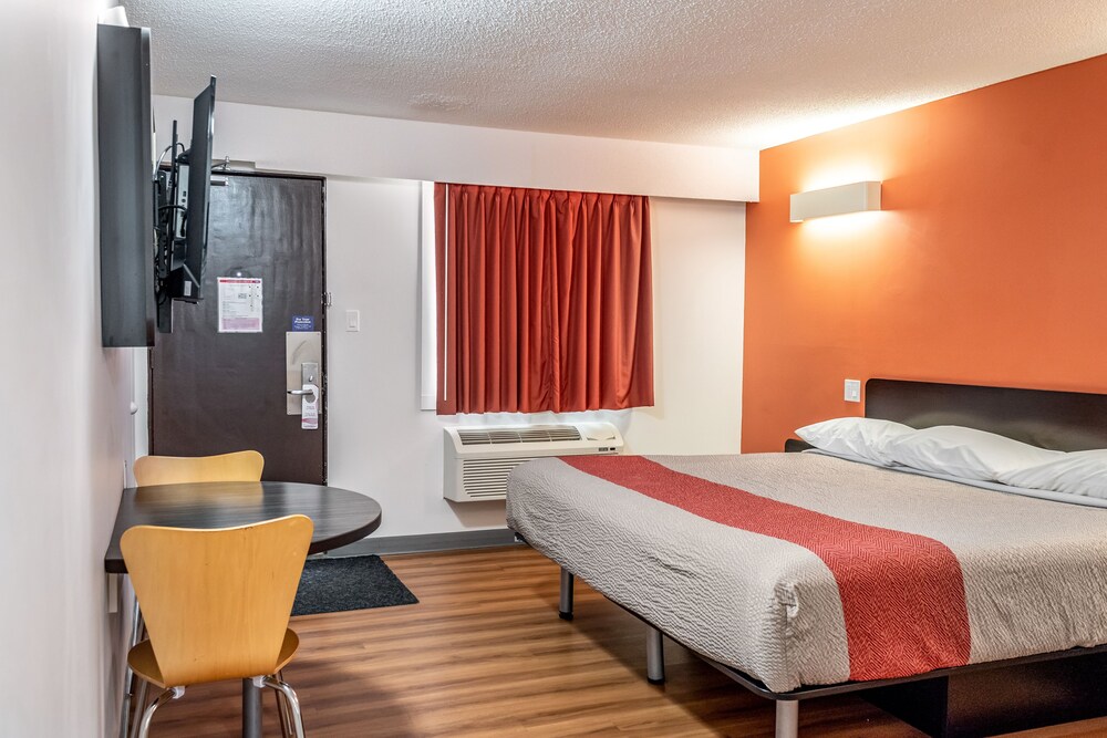 Book Motel 6 Fort Nelson Bc In Hotels Motel 6 Fort Nelson Bc Deluxe Room 1 King Bed