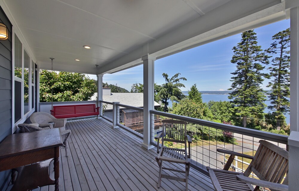 Whidbey Glassed Wall Wonder Freeland