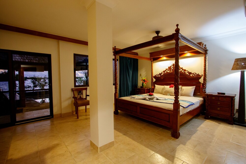 Book Manta Ray Bay Resort In Yap Hotels Manta Ray Bay Resort Yap