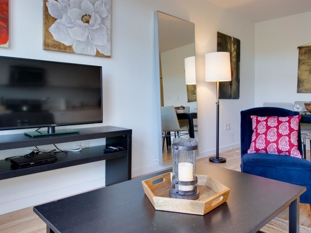 Book Lovely Green Lake Lounger In Seattle Hotels Lovely Green Lake Lounger Seattle Apartment 1 Bedroom In Room Kitchen