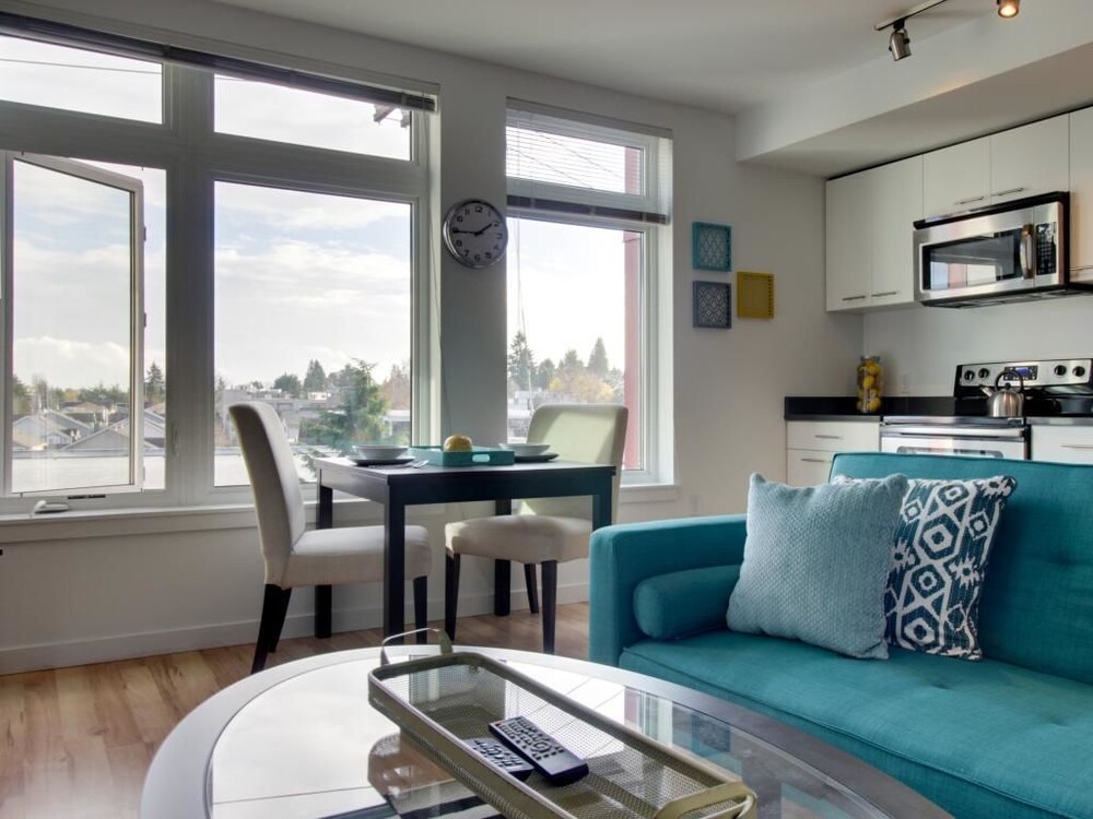 Book Green Lake Getaway In Seattle Hotels Green Lake Getaway Seattle Apartment 1 Bedroom Living Room