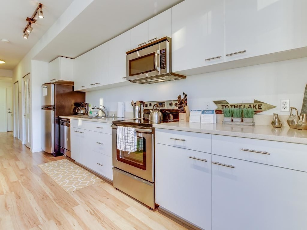 Book Green Lake Serenity In Seattle Hotels Green Lake Serenity Seattle Apartment 1 Bedroom In Room Kitchen