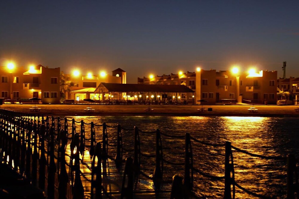 احجز منتجع الأحلام السياحي للعوائل فقط في ينبع، وقارن أسعار الفنادق في ينبع