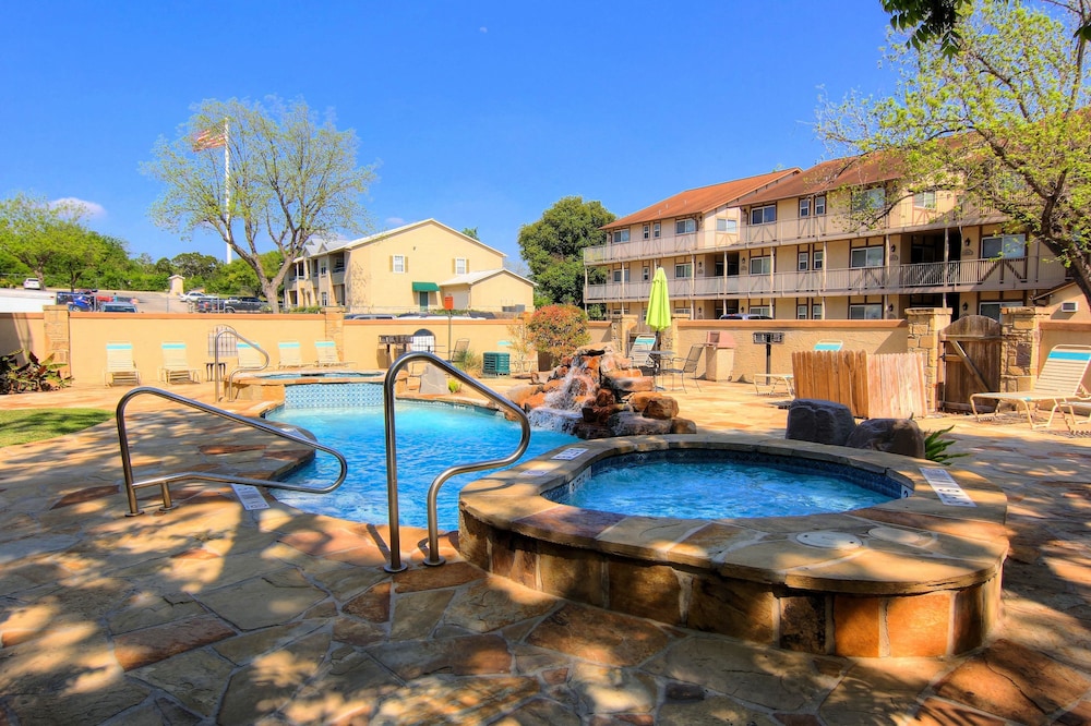 Book Cau On The River In New Braunfels Hotels Cau On The River New Braunfels Condo 4 Bedrooms Outdoor Pool