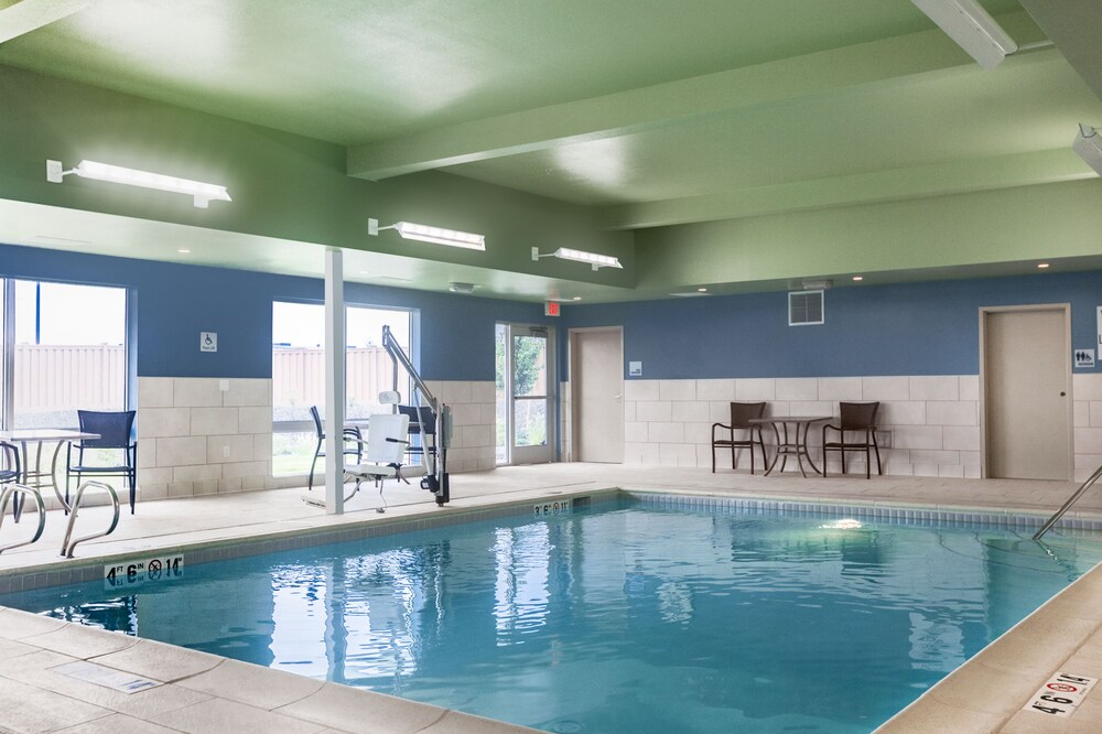 Book Holiday Inn Express Suites Prosser Yakima Valley Wine In Pool