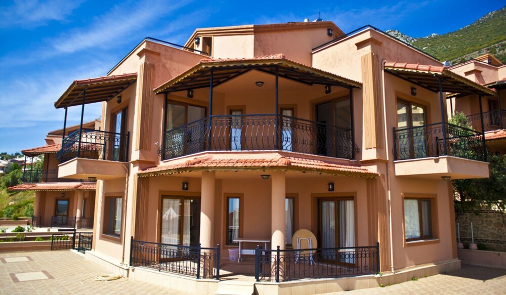 琥珀别墅酒店, 卡斯