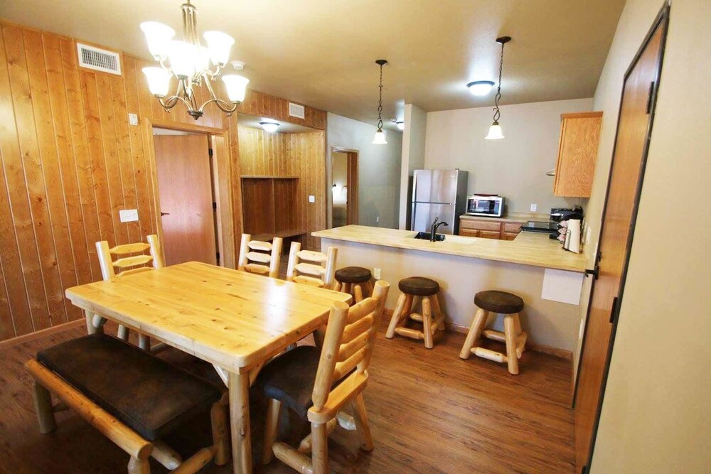 Book Woodside Old Towne Hotel In Mauston Hotels