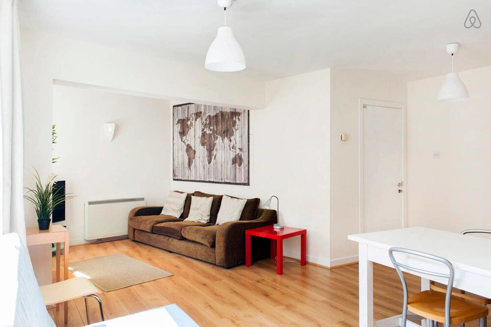 Metrostays Temple Bar 11 In Dublin Book On Hotels Com Metrostays Temple Bar 11 Dublin Apartment 2 Bedrooms Living Room