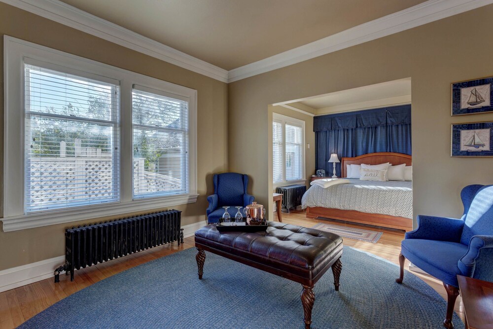 Book Nantucket Inn In Mount Vernon Hotels Nantucket Inn Anacortes Room Private Bathroom Anchor Living Area