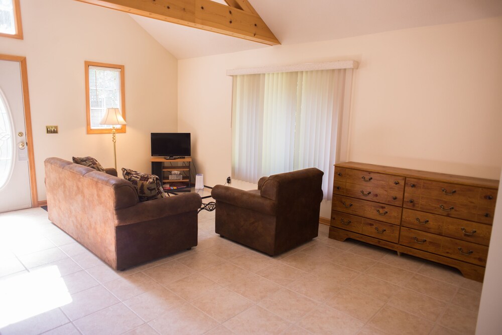 Book M 22 Inn Suttons Bay In Hotels M 22 Inn Suttons Bay Premium Room 1 Queen Bed