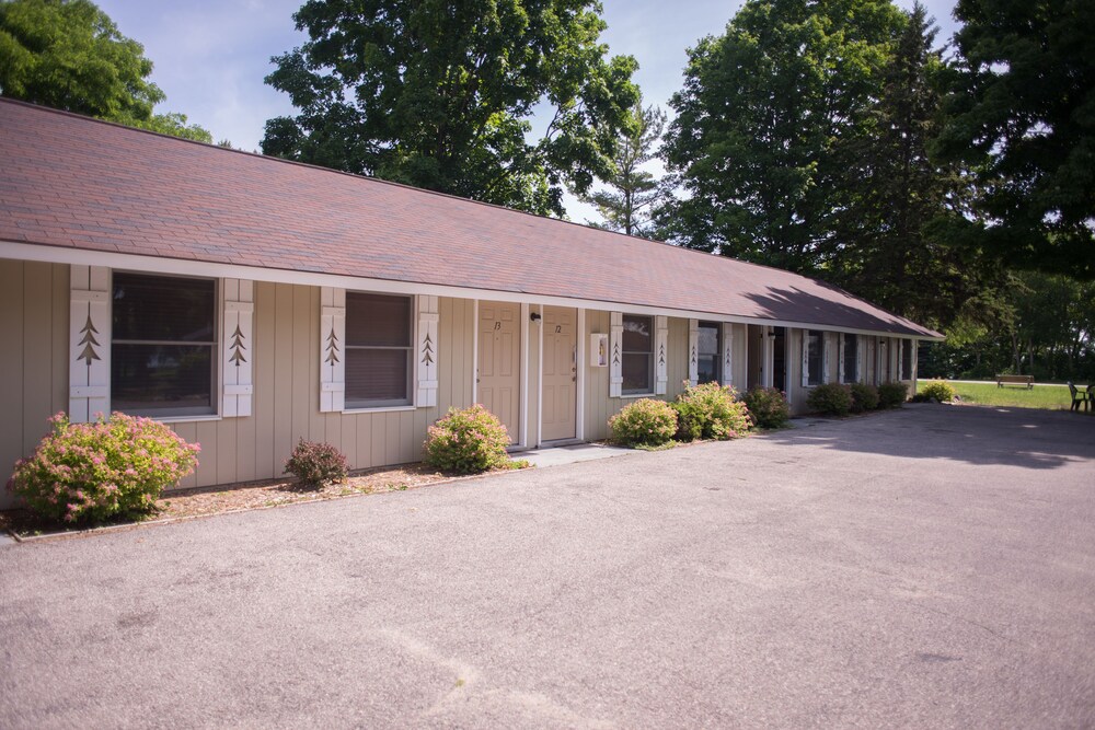 Book M 22 Inn Suttons Bay In Hotels