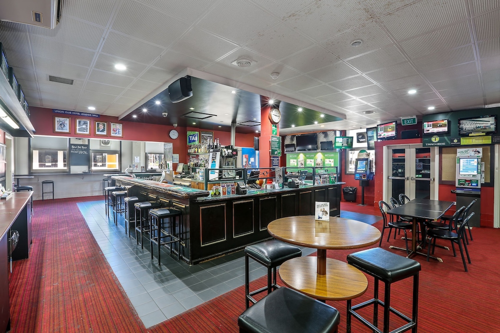 Book The Union Club Hotel in Colac