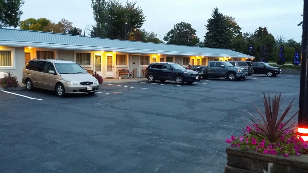 Book Lakeview Inn in Blind River