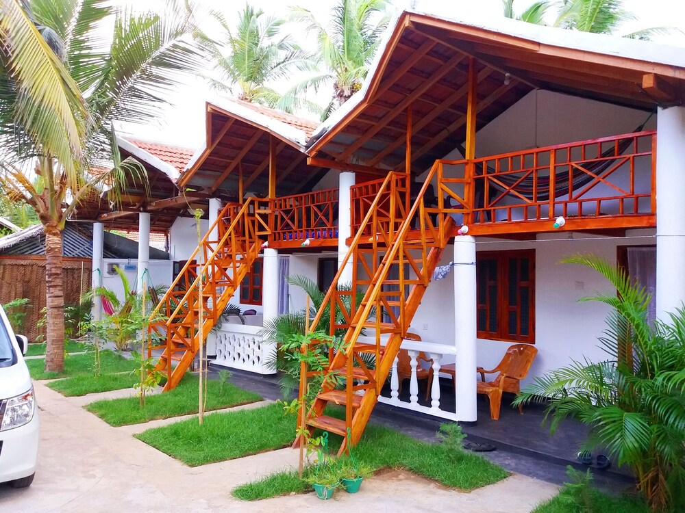 Book Beach Wave Hotel In Arugam Bay Hotels Beach Wave Hotel Arugam