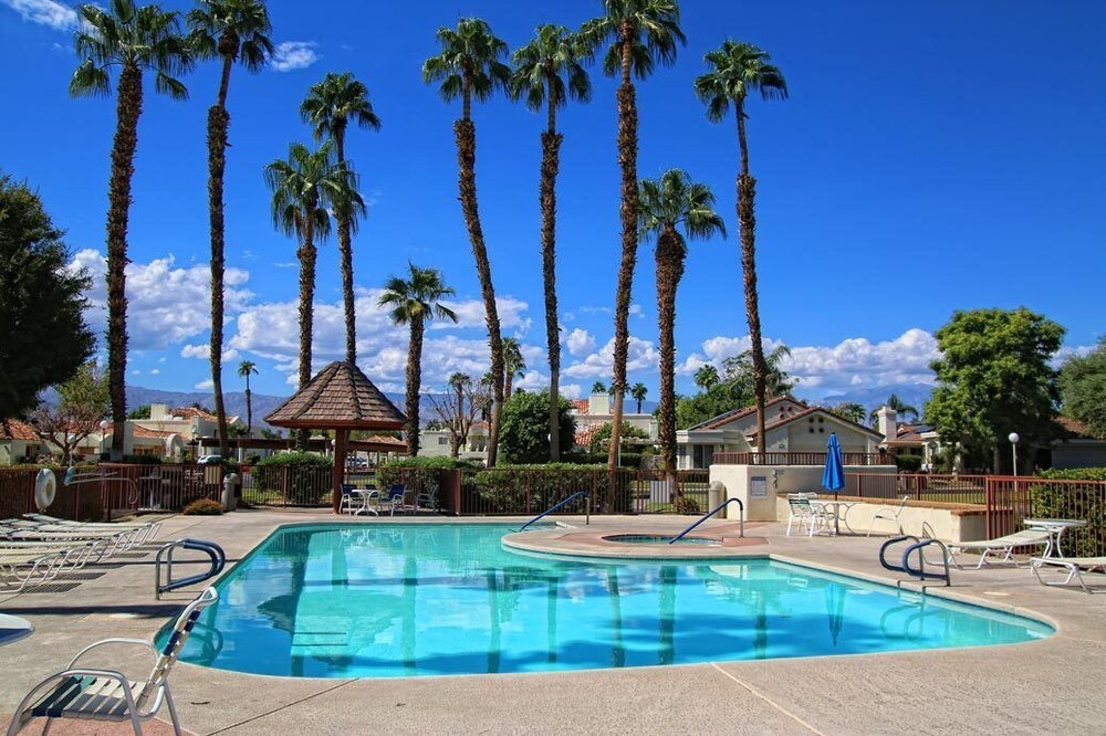 Book 4 Seasons At Desert Breezes In Palm Hotels 4 Seasons At Desert Breezes Palm