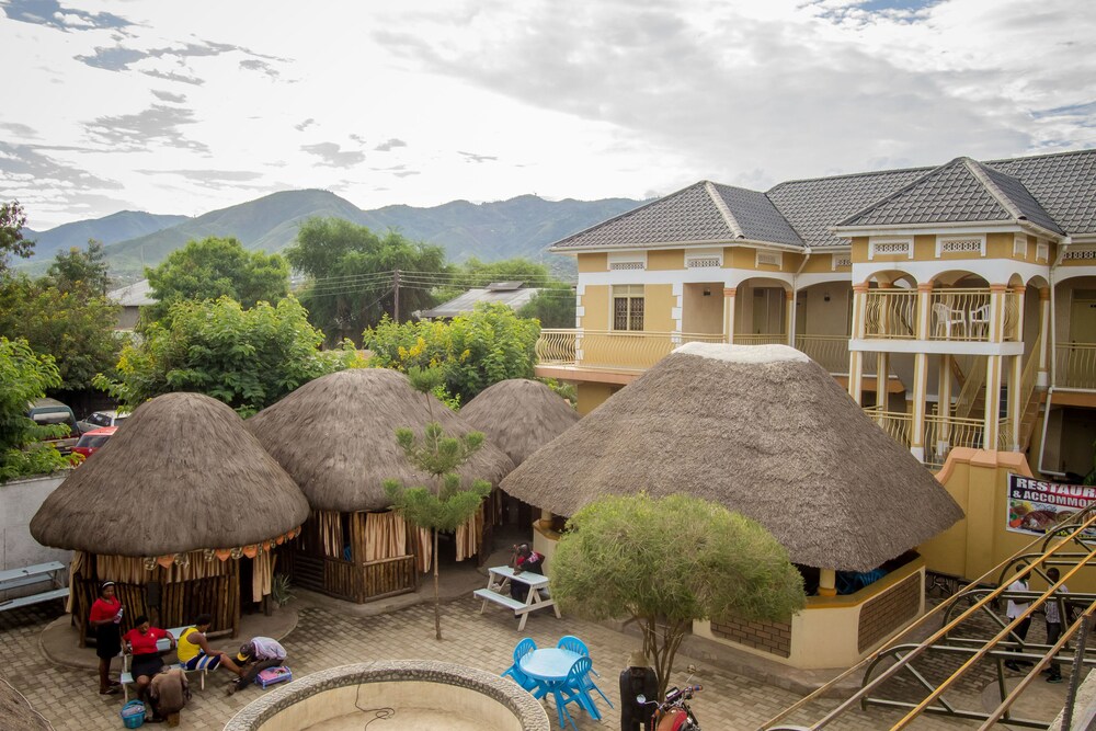 热带萨瓦纳旅馆, 卡塞塞