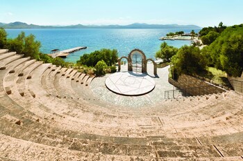 Φωτογραφία του Ramada Loutraki Poseidon Resort, Λουτράκι-Άγιοι Θεόδωροι
