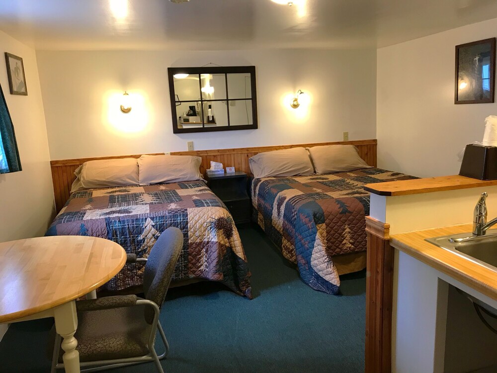Book Tenderfoot Cabins & Motel in White Sulphur Springs