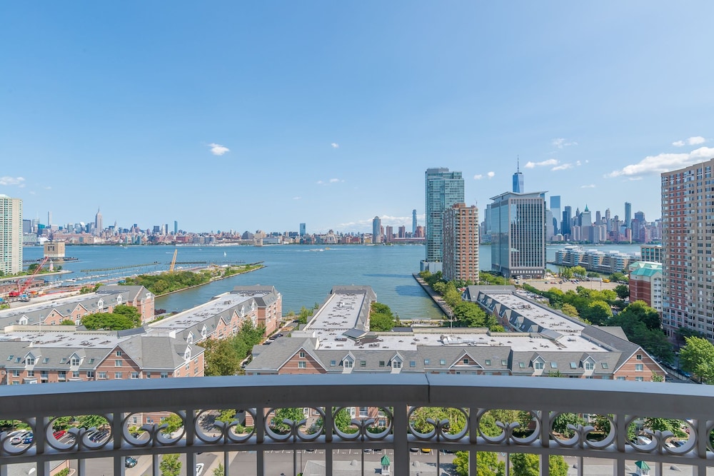Hotels Deals S For Hotel Reservations From Luxury Skyline Luxury Home Suites At Newport Jersey City