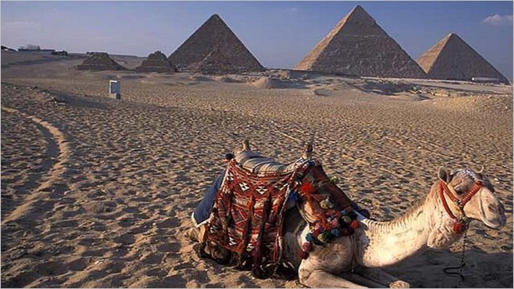 beautiful view of the pyramids, with air conditioning, wifi, and