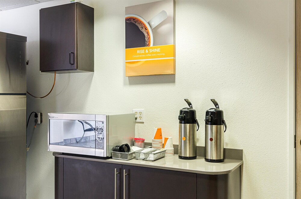 Book Motel 6 Wheatland Wy In Hotels Motel 6 Wheatland Wy Lobby