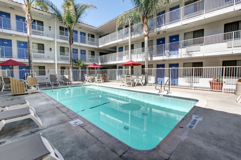 Book Motel 6 Los Angeles Bellflower In Hotels Motel 6 Los Angeles Bellflower Pool