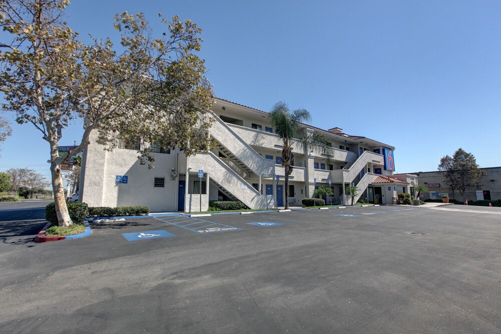 Book Motel 6 Los Angeles Bellflower In Hotels Motel 6 Los Angeles Bellflower Exterior