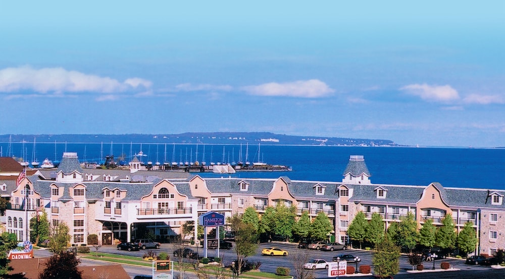 Book Hamilton Inn Select Beachfront In Mackinaw City Hotels Hamilton Inn Select Beachfront Mackinaw City Lobby