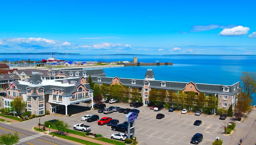 Hamilton Inn Select Beachfront Mackinaw City Hotels