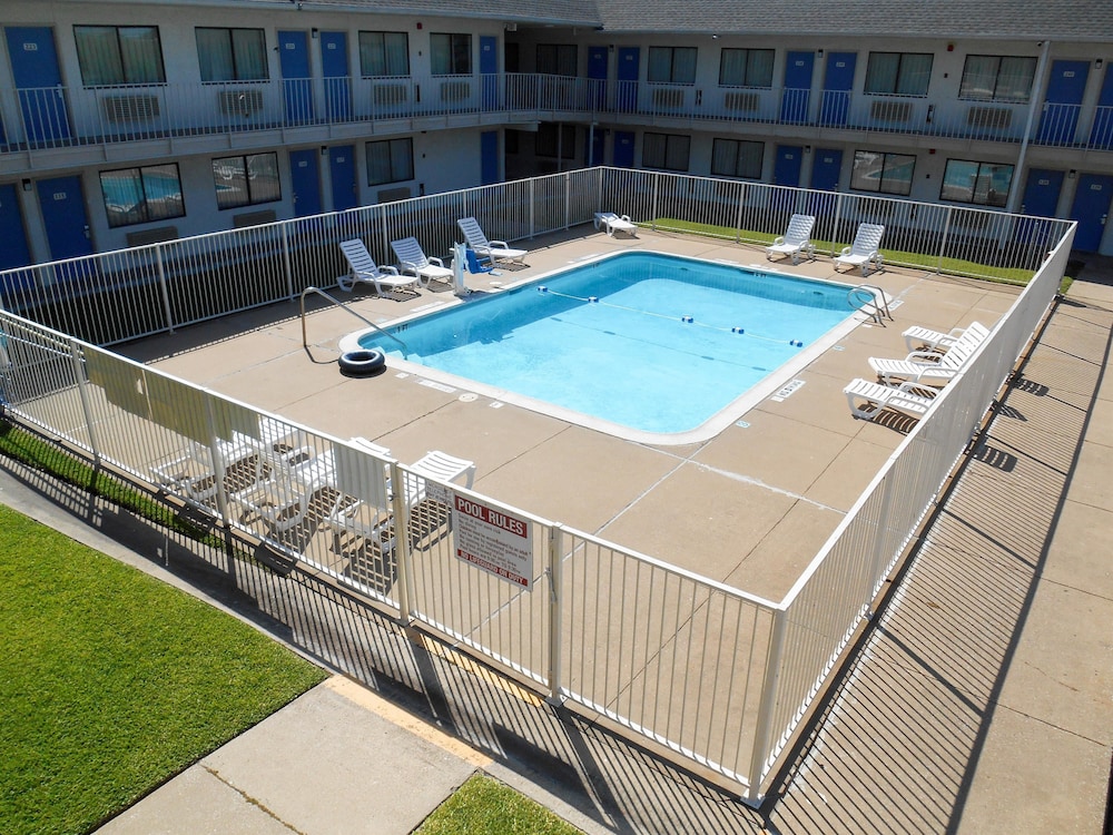 Book Motel 6 Greenville Tx In Hotels Motel 6 Greenville Tx Pool