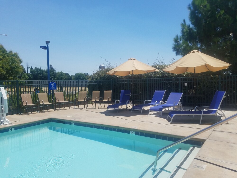 Book Travelodge By Wyndham Yuba City In Hotels Travelodge By Wyndham Yuba City Outdoor Pool