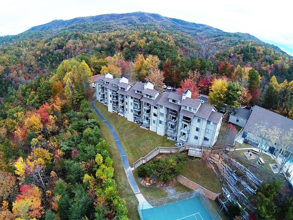 Save With These Awesome Gatlinburg Hotel Deals Tennessee Picture Of Deer Ridge Mountain Resort In Gatlinburg