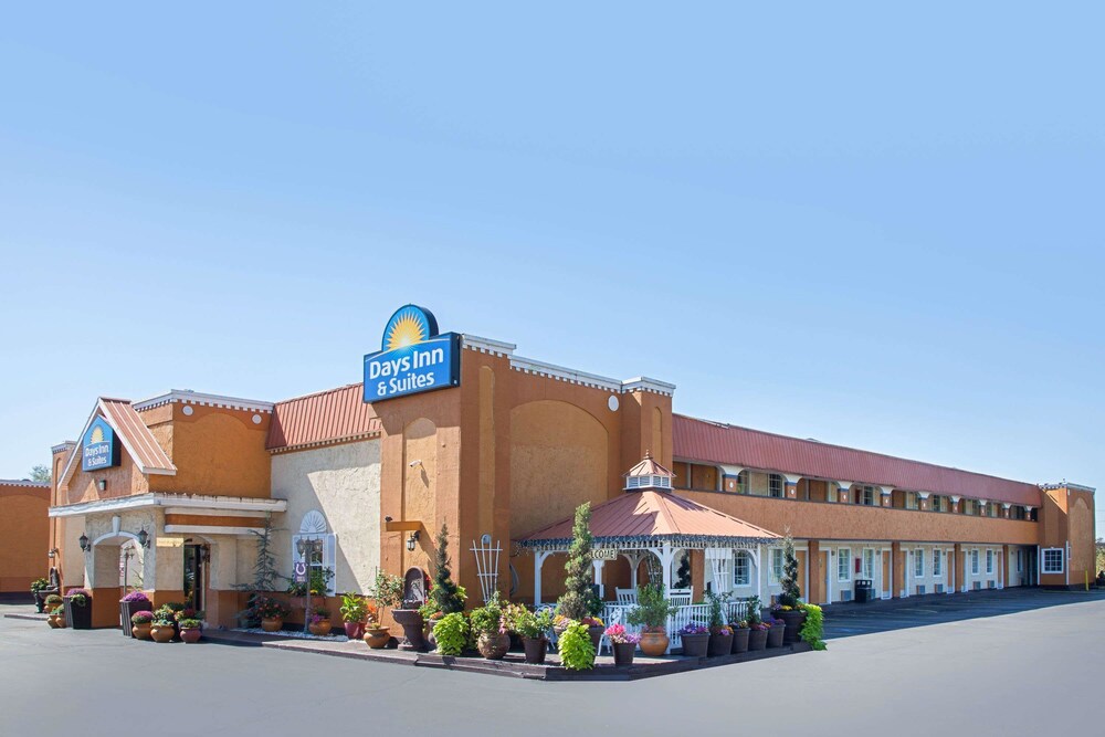 Days Inn Suites By Wyndham Terre Haute In Book On Days Inn Suites By Wyndham Terre Haute