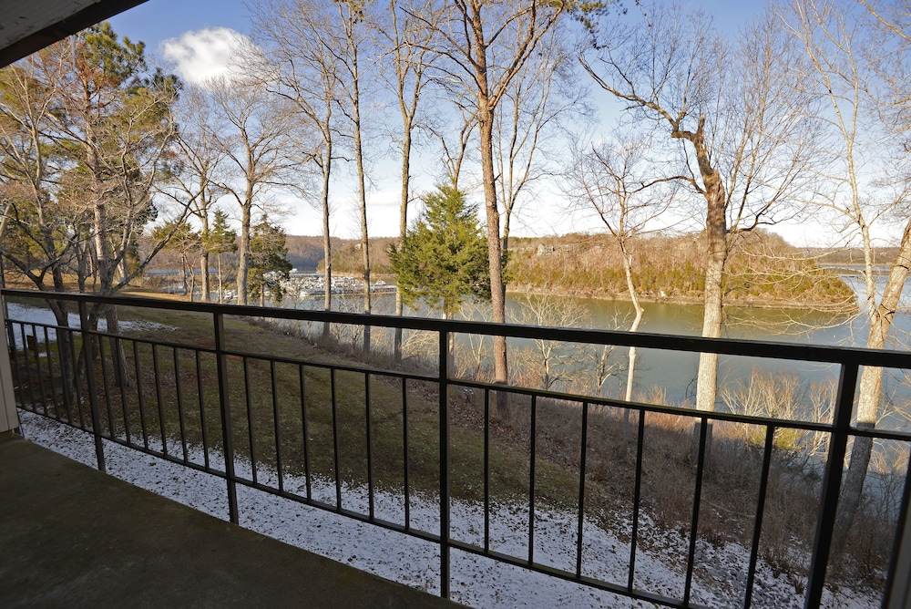 Book Lake Cumberland State Resort Park in Jamestown