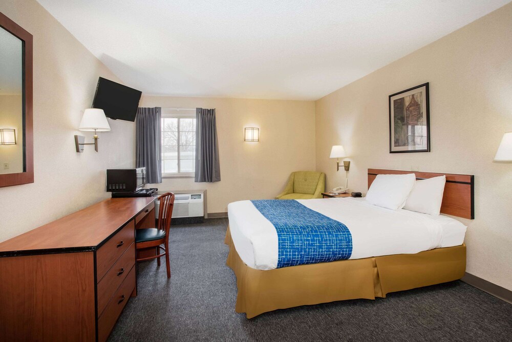 Book Travelodge By Wyndham Colorado Springs Airport Peterson Afb In Colorado Springs Hotels Com