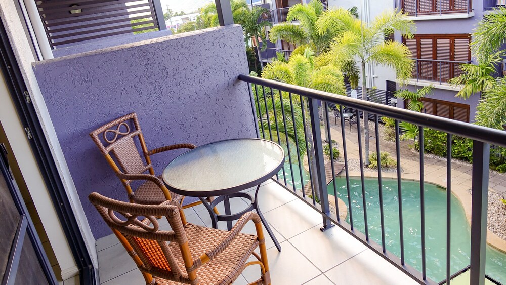 Book Southern Cross Atrium Apartments in Cairns