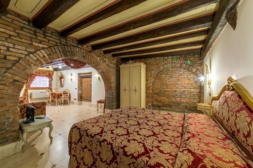 Book Pantalon Hotel In Venice Hotels Com