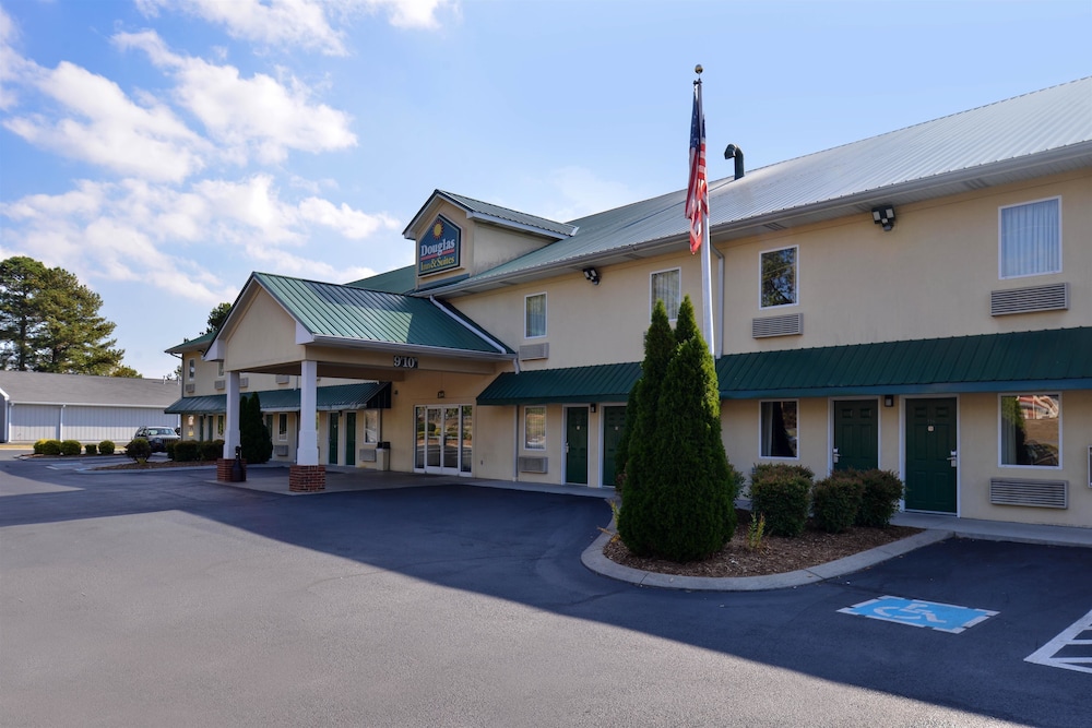Book Douglas Inn And Suites In Cleveland Hotels Douglas Inn And Suites Cleveland